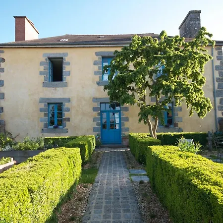 Le Clos Des Anges Bed and breakfast Dingé